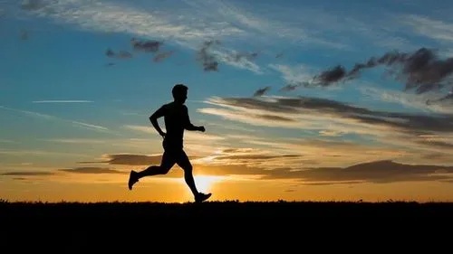 如果你堅(jiān)持跑步一年，將會(huì)發(fā)生什么？